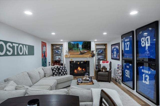 35 Spinnaker Dr W, Mashpee, MA 02649