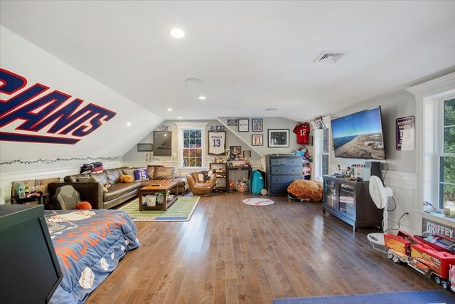 35 Spinnaker Dr W, Mashpee, MA 02649