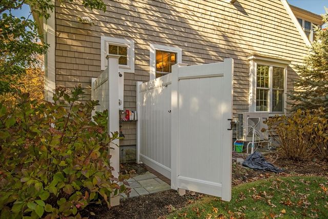 35 Spinnaker Dr W, Mashpee, MA 02649