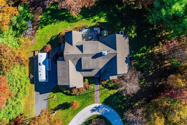 35 Spinnaker Dr W, Mashpee, MA 02649