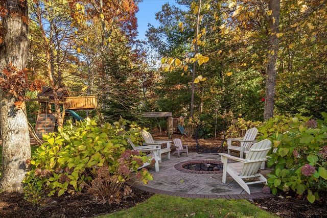 35 Spinnaker Dr W, Mashpee, MA 02649