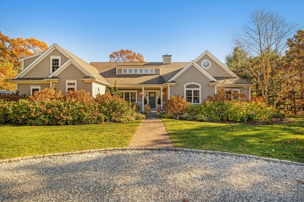 35 Spinnaker Dr W, Mashpee, MA 02649