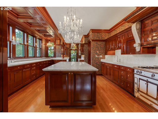 1816 Sw HAWTHORNE Ter, Portland, OR 97201