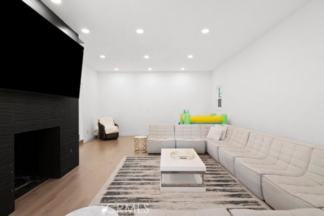 9514 Oakridge Place, Chatsworth (los Angeles), CA 91311