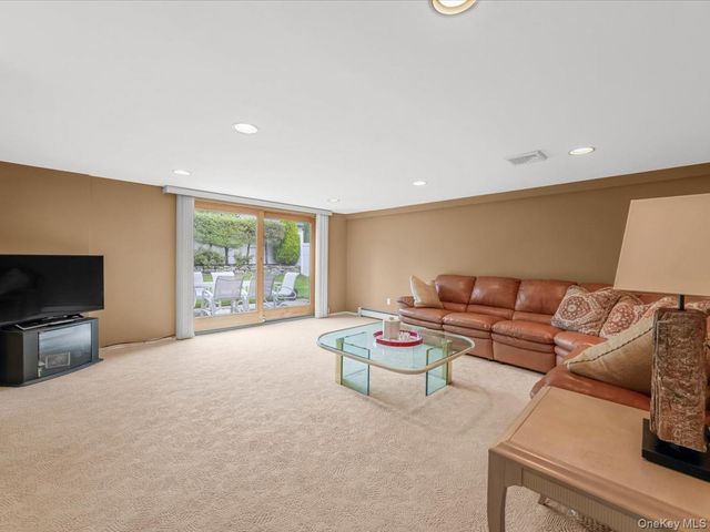 16 Hillvale Road, Syosset, NY 11791