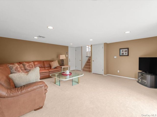 16 Hillvale Road, Syosset, NY 11791