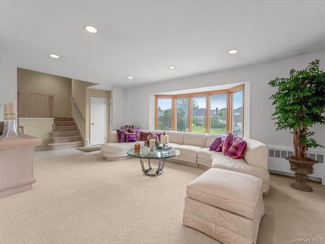 16 Hillvale Road, Syosset, NY 11791