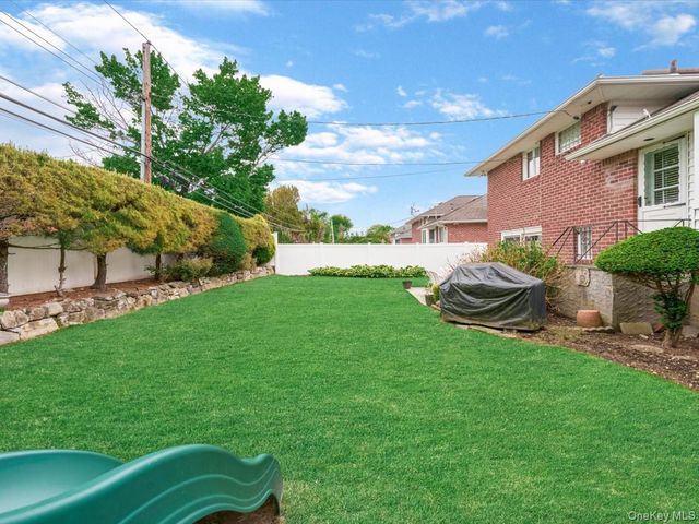 16 Hillvale Road, Syosset, NY 11791
