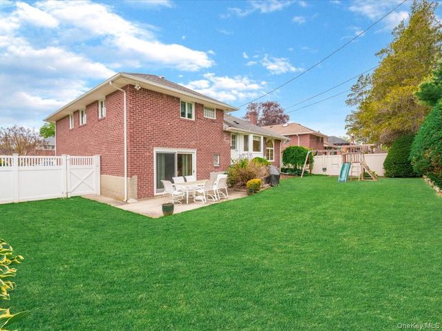 16 Hillvale Road, Syosset, NY 11791