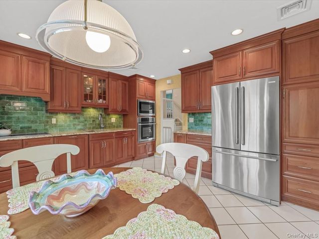 16 Hillvale Road, Syosset, NY 11791