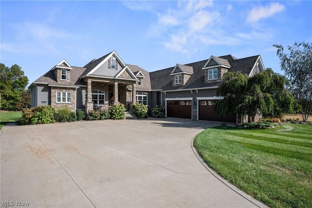 577 Lyonswood Drive, Hinckley, OH 44233