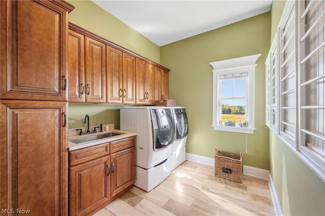 577 Lyonswood Drive, Hinckley, OH 44233