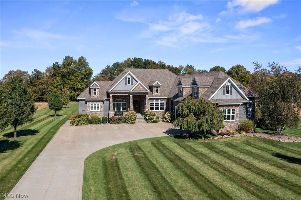 577 Lyonswood Drive, Hinckley, OH 44233