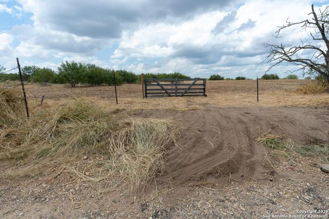 5425 Lone Oak, Adkins, TX 78101