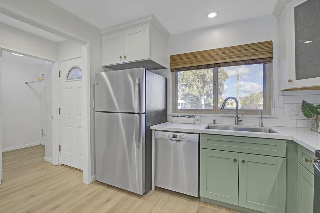 Image 8 of property listing at 3218 3218 Fir Ave, Alameda, CA 94502