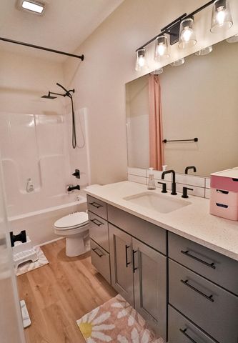 5247 N Cambridge St, Bel Aire, KS 67226