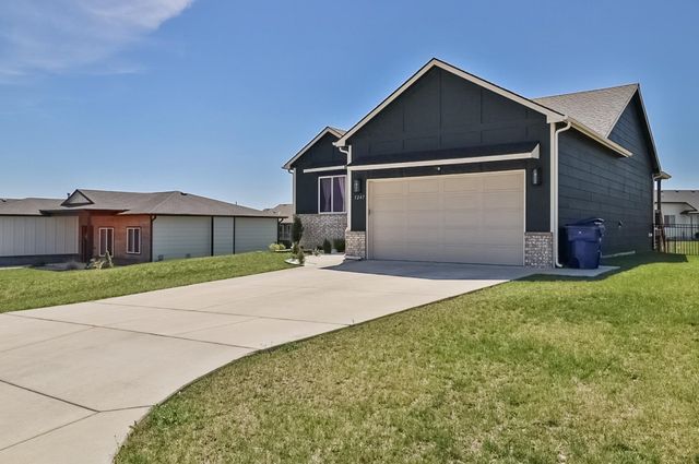 5247 N Cambridge St, Bel Aire, KS 67226
