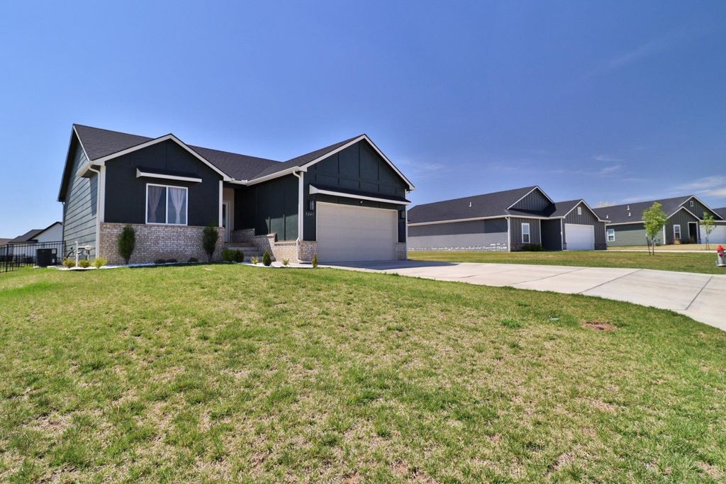 5247 N Cambridge St, Bel Aire, KS 67226