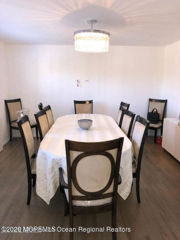 19 Peachtree Road, Oakhurst, NJ 07755