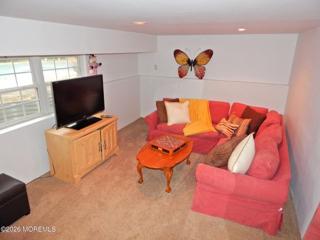 19 Peachtree Road, Oakhurst, NJ 07755