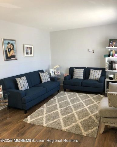 19 Peachtree Road, Oakhurst, NJ 07755