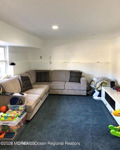 19 Peachtree Road, Oakhurst, NJ 07755