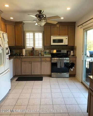 19 Peachtree Road, Oakhurst, NJ 07755