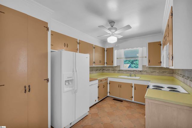 402 Springwood Drive, Spartanburg, SC 29302