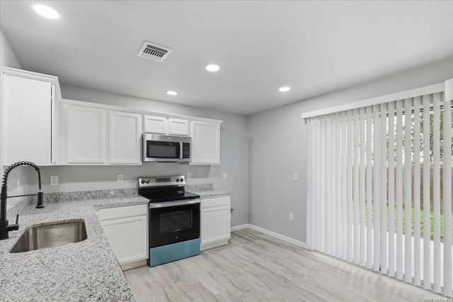 6806 COUGAR CV, San Antonio, TX 78242