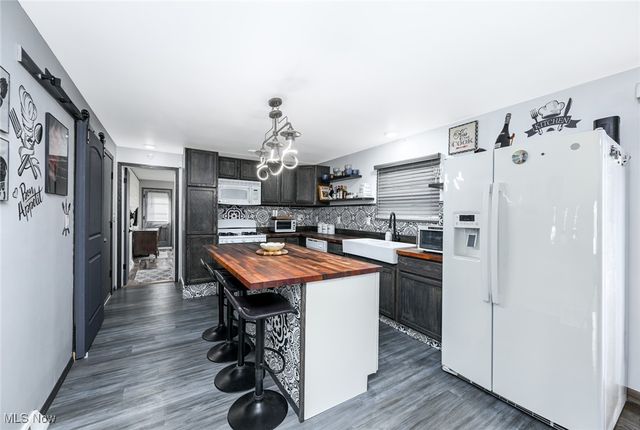 5042 Laddie Drive, New Franklin, OH 44319
