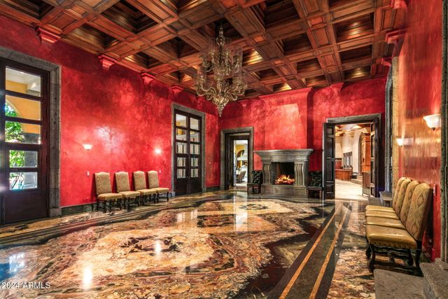 8100 N 68TH Street, Paradise Valley, AZ 85253