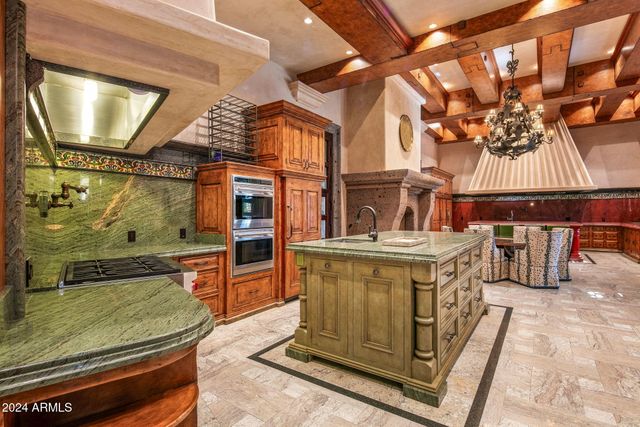 8100 N 68TH Street, Paradise Valley, AZ 85253