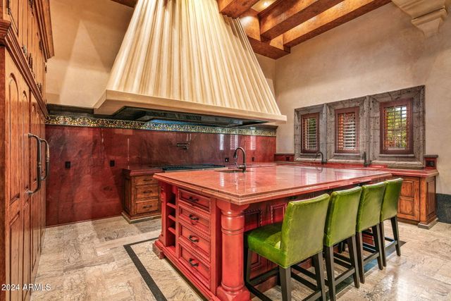 8100 N 68TH Street, Paradise Valley, AZ 85253