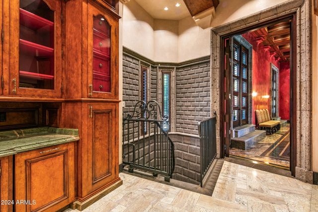 8100 N 68TH Street, Paradise Valley, AZ 85253