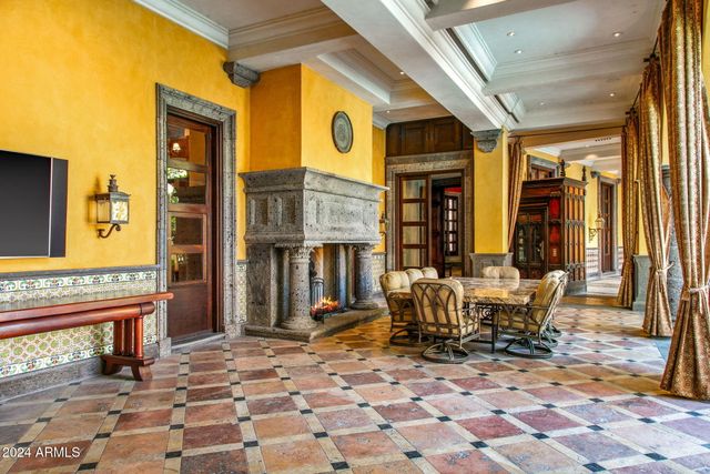 8100 N 68TH Street, Paradise Valley, AZ 85253