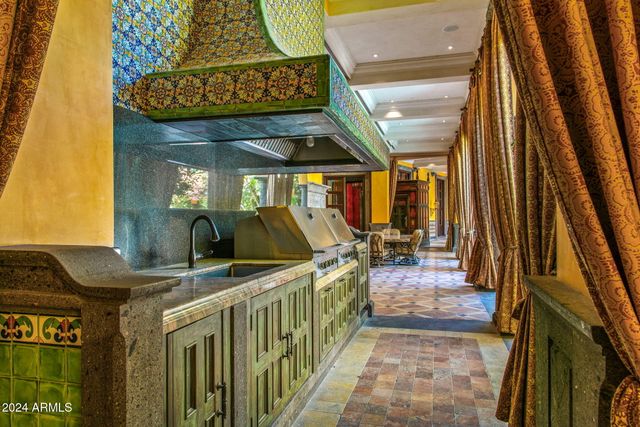 8100 N 68TH Street, Paradise Valley, AZ 85253