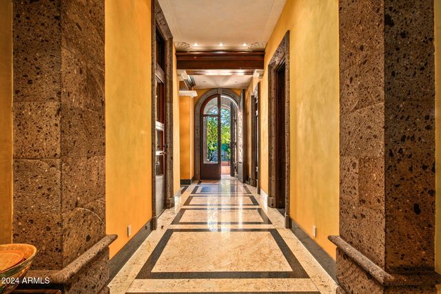 8100 N 68TH Street, Paradise Valley, AZ 85253