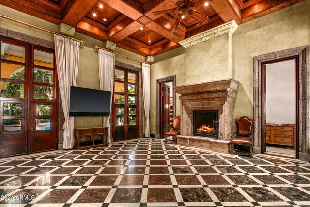 8100 N 68TH Street, Paradise Valley, AZ 85253