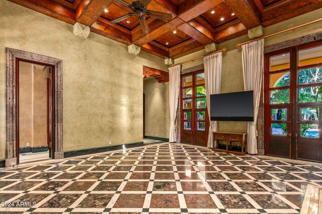 8100 N 68TH Street, Paradise Valley, AZ 85253