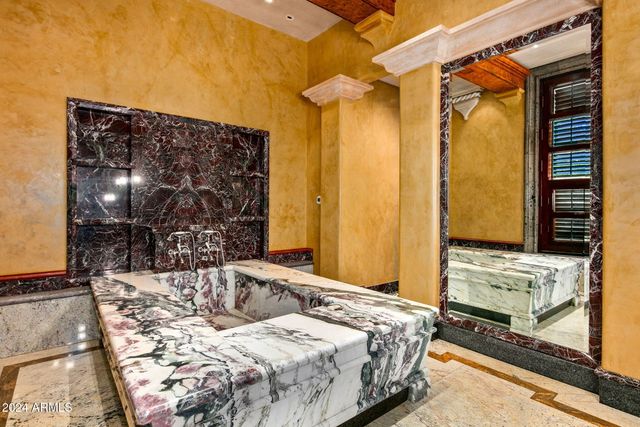 8100 N 68TH Street, Paradise Valley, AZ 85253