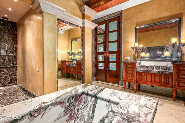 8100 N 68TH Street, Paradise Valley, AZ 85253