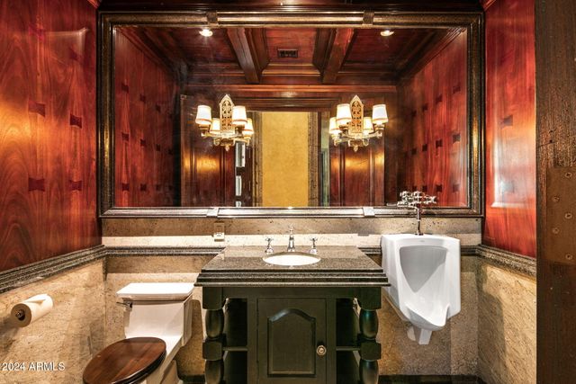 8100 N 68TH Street, Paradise Valley, AZ 85253