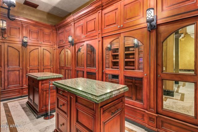 8100 N 68TH Street, Paradise Valley, AZ 85253