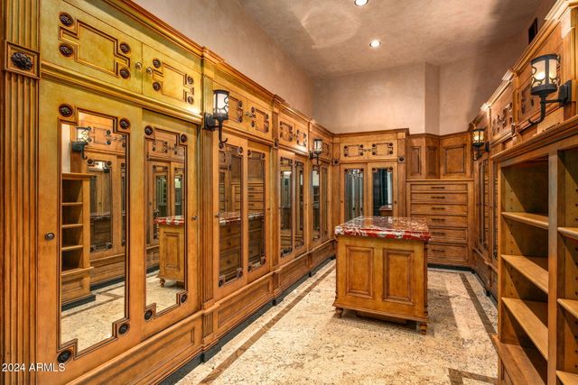 8100 N 68TH Street, Paradise Valley, AZ 85253