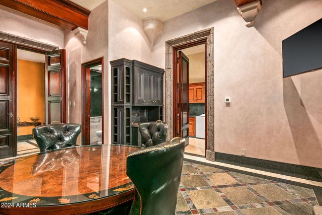 8100 N 68TH Street, Paradise Valley, AZ 85253