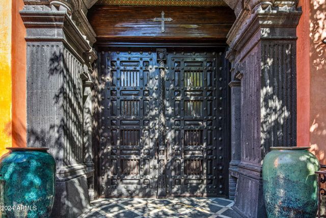 8100 N 68TH Street, Paradise Valley, AZ 85253