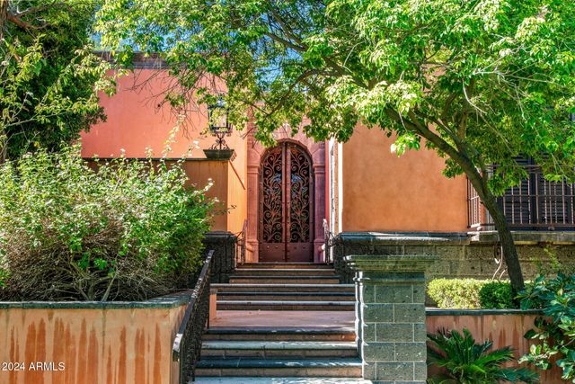 8100 N 68TH Street, Paradise Valley, AZ 85253