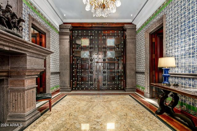 8100 N 68TH Street, Paradise Valley, AZ 85253