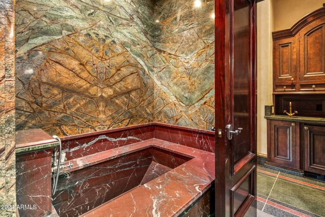 8100 N 68TH Street, Paradise Valley, AZ 85253