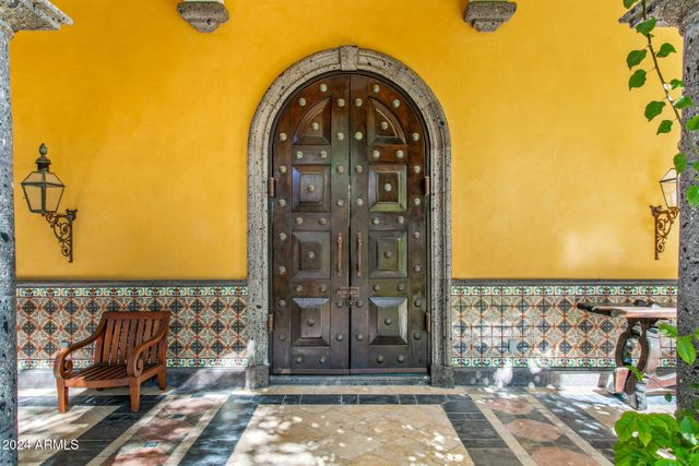 8100 N 68TH Street, Paradise Valley, AZ 85253